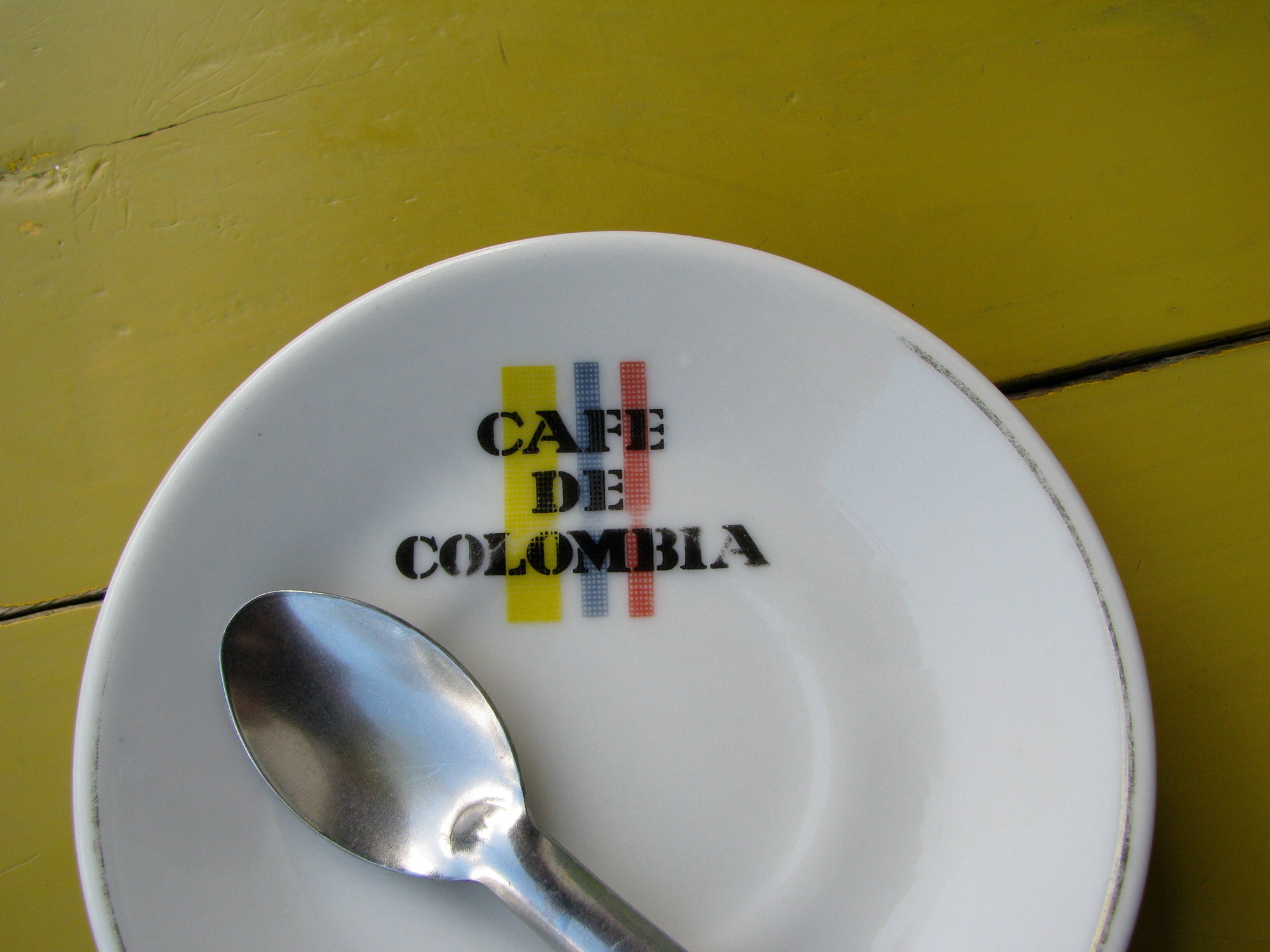 Cafe de Colombia cups and saucers
